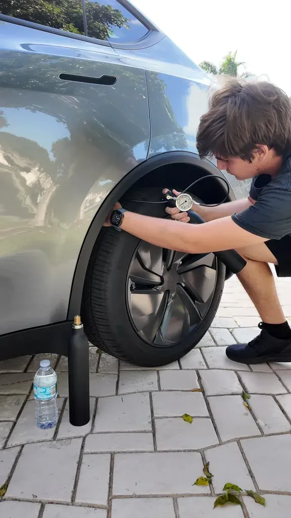 Aloïs setting rear suspension pressure with ∆P, the cartridge standing on the ground
